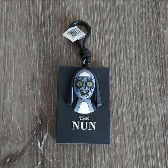 Warner Brothers Horror Series 7 The Nun Poster Figural Clip Chase - Picture 1 of 3